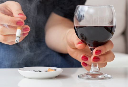 其實(shí)很多人是在不知不覺中養(yǎng)成了過度飲酒的習(xí)慣