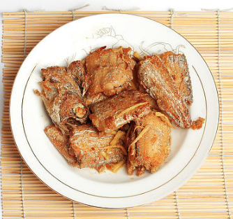 月子期間可以適當(dāng)?shù)氖秤靡恍~補(bǔ)充身體營(yíng)養(yǎng)物質(zhì)