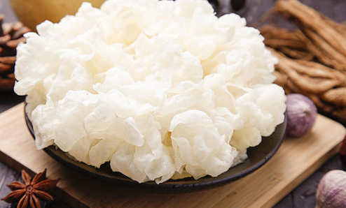 銀耳在日常生活中是常見的食物營養(yǎng)價(jià)值很高