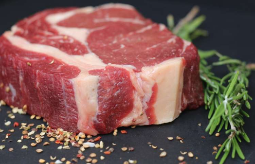 食用紅肉和加工肉類會增加罹患 2 型糖尿病的風(fēng)險(xiǎn)